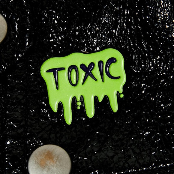 GLOW IN THE DARK TOXIC SLIME PIN - Picture 2 of 2